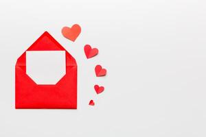 rosso carta Busta con vuoto bianca carta e cuore su colorato sfondo. superiore Visualizza san valentino giorno concetto foto