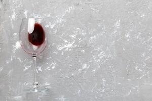 uno bicchieri di rosso vino a vino degustazione. concetto di rosso vino su colorato sfondo. superiore Visualizza, piatto posare design foto