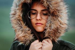 ritratto di una donna che sente freddo in inverno sul prato verde foto