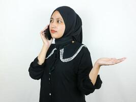 ritratto bellissimo musulmano asiatico donna indossare un' hijab parlando su il mobile Telefono foto