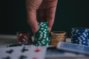 un' uomo o poker giocatore pila patatine fritte su tavolo nel concetto di casinò gioco d'azzardo tutti nel foto