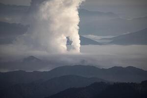 bellissimo mattina scenario con nebbia nel il sfondo a mae mah lignite carbone energia pianta, lampang, Tailandia industriale bianca vapore a partire dal raffreddamento e Torre tubi, industriale e ambientale temi foto