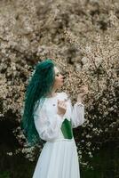 giovane ragazza sposa con verde capelli nel un' nazionale vestito foto