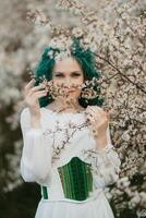 giovane ragazza sposa con verde capelli nel un' nazionale vestito foto