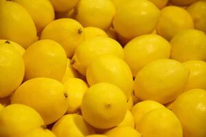 molte di limoni su il mercato contatore. foto