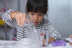 carino poco ragazza fabbricazione Fai da te gesso e pittura a casa. bambini dipingere su gesso sculture con famiglia su vacanza. immaginazione e creatività attività. foto