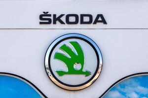 verde logo di auto marca skoda su il parete di un' concessionaria costruzione. foto