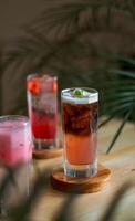 blu e rosso cocktail con lime per estate bevande foto