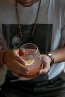 blu e rosso cocktail con lime per estate bevande foto