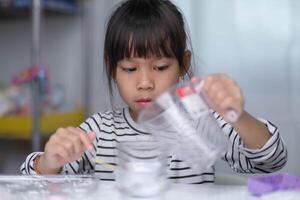 carino poco ragazza fabbricazione Fai da te gesso e pittura a casa. bambini dipingere su gesso sculture con famiglia su vacanza. immaginazione e creatività attività. foto