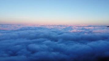 aereo Visualizza al di sopra di il montagne con mare di nebbia durante mattina Alba nel blu cielo. mare di nuvole in giro montagna picchi a Alba. nascosto viaggio nel settentrionale Tailandia foto