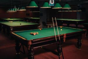 biliardo tavolo con verde superficie e palle nel il biliardo club.piscina gioco foto