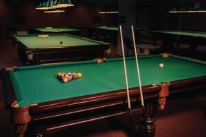 biliardo tavolo con verde superficie e palle nel il biliardo club.piscina gioco foto