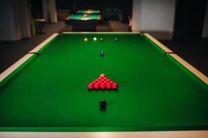 collocazione snooker palle su un' verde biliardo tavolo foto