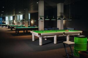 il Posizione di il snooker palle su verde piscina tavolo.lotti di piscina tavoli foto