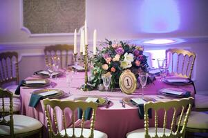 decorazione di il festivo cena con rosa fiori su il nozze tavolo nel il interno di il ristorante. decorato tavolo per celebrazione foto