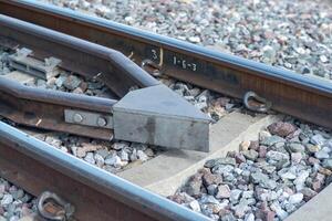 treno brani nel rurale scena. Ferrovia nel il parco. Vintage ▾ Ferrovia vicino su. foto