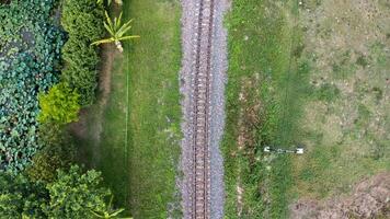 aereo Visualizza di il ferrovia nel il parco. superiore Visualizza di il Ferrovia a partire dal un' drone. treno brani nel rurale scena foto
