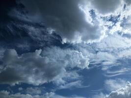 bianca nuvole al di sopra di blu cielo sfondo foto