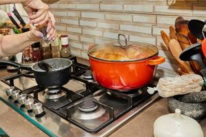 avvicinamento di del cuoco mani sbattere picchiato uova e aggiungendo appena terra Pepe a partire dal un' shaker, preparazione per cucinando delizioso pasto nel il cucina foto