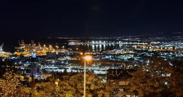 abbagliante notte Visualizza di Haifa porta e bellissima mediterraneo mare nel Israele foto