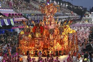 rio, brasile, febbraio 12, 2024. sfilate di il samba scuole Unidos fare viradouro di il speciale gruppo, durante il carnevale nel il città di rio de janeiro nel sapucai strada foto