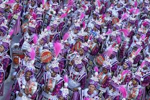 rio, brasile, febbraio 12, 2024. sfilate di il samba scuole Unidos fare viradouro di il speciale gruppo, durante il carnevale nel il città di rio de janeiro nel sapucai strada foto