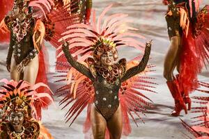 rio, brasile, febbraio 12, 2024, sfilate di il samba scuole parassita fare tuuti di il speciale gruppo, durante il carnevale nel il città di rio de janeiro nel sapucai strada foto