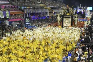 rio, brasile, febbraio 12, 2024, sfilate di il samba scuole parassita fare tuuti di il speciale gruppo, durante il carnevale nel il città di rio de janeiro nel sapucai strada foto