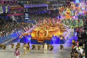 rio, brasile, febbraio 12, 2024. sfilate di il samba scuole Unidos fare viradouro di il speciale gruppo, durante il carnevale nel il città di rio de janeiro nel sapucai strada foto