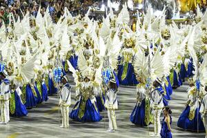 rio, brasile, febbraio 12, 2024, sfilate di il samba scuole parassita fare tuuti di il speciale gruppo, durante il carnevale nel il città di rio de janeiro nel sapucai strada foto