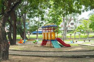colorato terreno di gioco nel il parco. foto