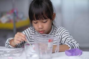 carino poco ragazza fabbricazione Fai da te gesso e pittura a casa. bambini dipingere su gesso sculture con famiglia su vacanza. immaginazione e creatività attività. foto