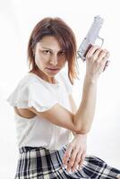 sexy donna in posa con pistola su bianca sfondo foto
