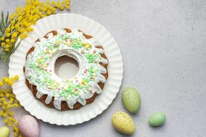 Pasqua bundt torta con Pasqua uova foto