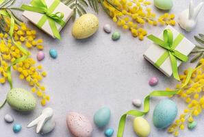 festivo Pasqua celebrazione con decorato uova e i regali su un' leggero sfondo foto