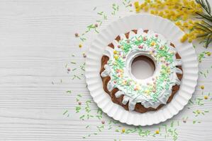 Pasqua bundt torta con Pasqua uova foto