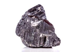 macro minerale pietra Sherle, schorl, nero tormalina su bianca sfondo foto