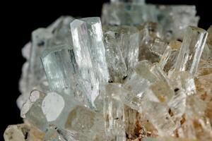macro minerale pietra cristalli acquamarina nel roccia su un' nero sfondo foto