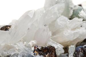 macro minerale pietra druso quarzo con sfalerite nel il roccia un' bianca sfondo foto
