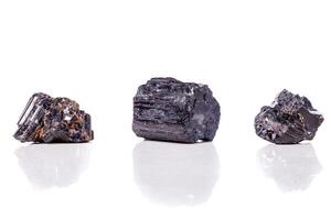 macro minerale pietra Sherle, schorl, nero tormalina su bianca sfondo foto