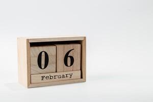 di legno calendario febbraio 06 su un' bianca sfondo foto