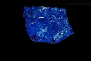 macro minerale pietra azzurrite nel siltite contro nero sfondo foto