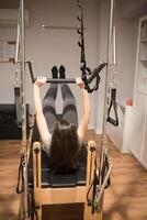 irriconoscibile donna formazione pilates con riformatore letto foto