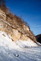 il primo neve abbattere nel il ai piedi di il ural montagne. mattina nel il montagne. Russia , bashkortostan foto