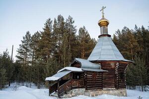 ortodosso Chiesa cappella sta nel il inverno foresta. Russia Epifania gelate. un' posto per preghiera. il vecchio Chiesa è perso nel il taiga. silenzioso Posizione foto