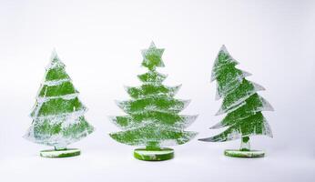 di legno Natale alberi su bianca sfondo. decorazioni per casa il Natale periodo foto