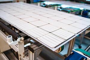 produzione di solare pannelli, uomo Lavorando nel fabbrica. foto