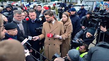 varsavia, Polonia. 7 febbraio 2024. il capo di il opposizione pis festa, jaroslaw Kaczynski, durante un' stampa conferenza nel davanti di il sejm foto