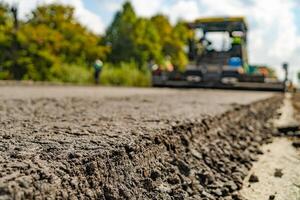 riparazione di il strada con professionale attrezzatura. avvicinamento foto